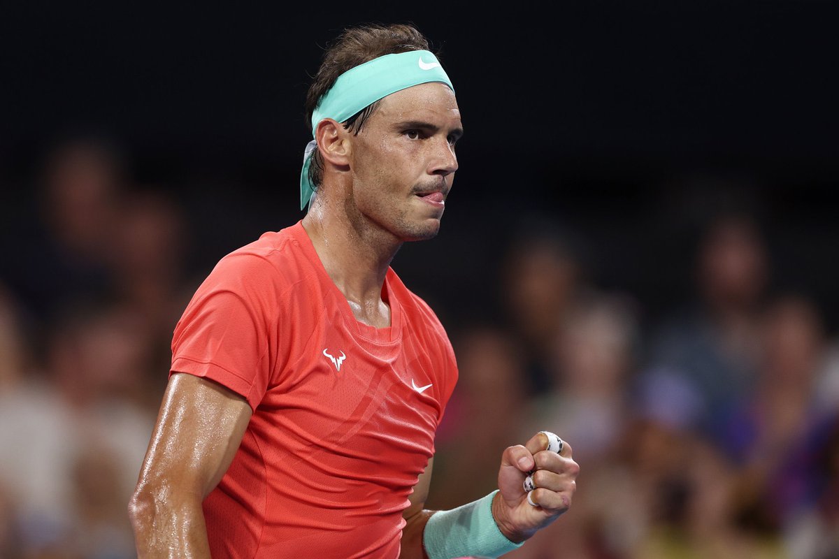 jmgmoron's tweet photo. Alguno puede pensar que es fácil regresar al tenis profesional un año después de estar parado, pero no lo es. Y además, hacerlo tras una operación muy importante en la cadera.

Lo de Rafa Nadal es tremendamente admirable. Sobre todo, porque ya no tiene nada que demostrar y a pocos meses de cumplir los 38 años, todo toma otra dimensión.

Gracias, Rafa.