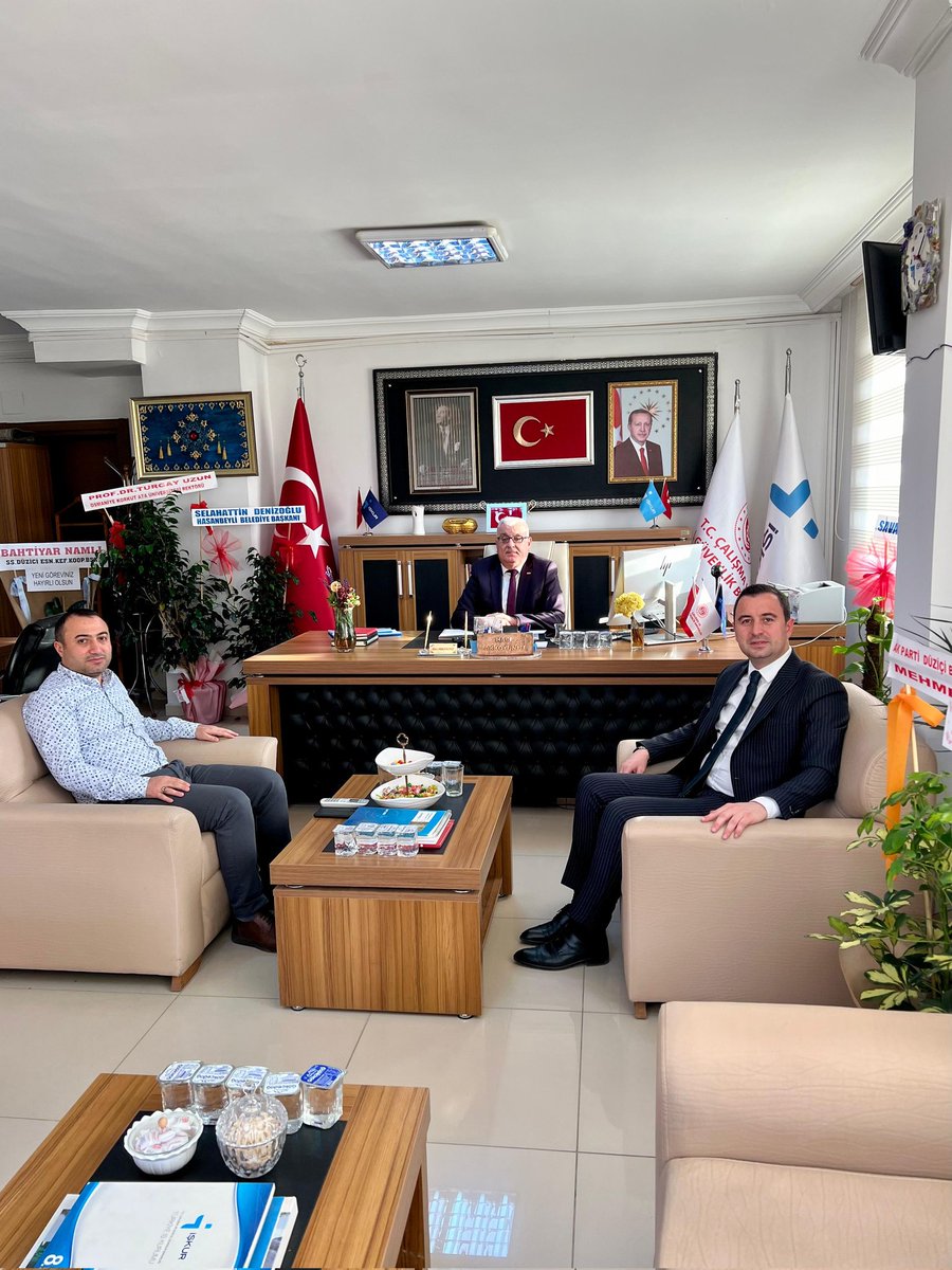 iskurosmaniye's tweet photo. Türkiye Voleybol Federasyonu İl Temsilcimiz Sn Osman KIBRISLIGİL,İl Müdürümüz Hacı Akkoyunluya hayırlı olsun ziyaretinde bulundu. Ülkemize gurur yaşatan voleybola dair keyifli bir sohbetin yapıldığı ve İl Müd Yrd İbrahim Öksüz'ün de katıdığı ziyaret samimi bir havada geçti. https://t.co/IS83RDlRaQ