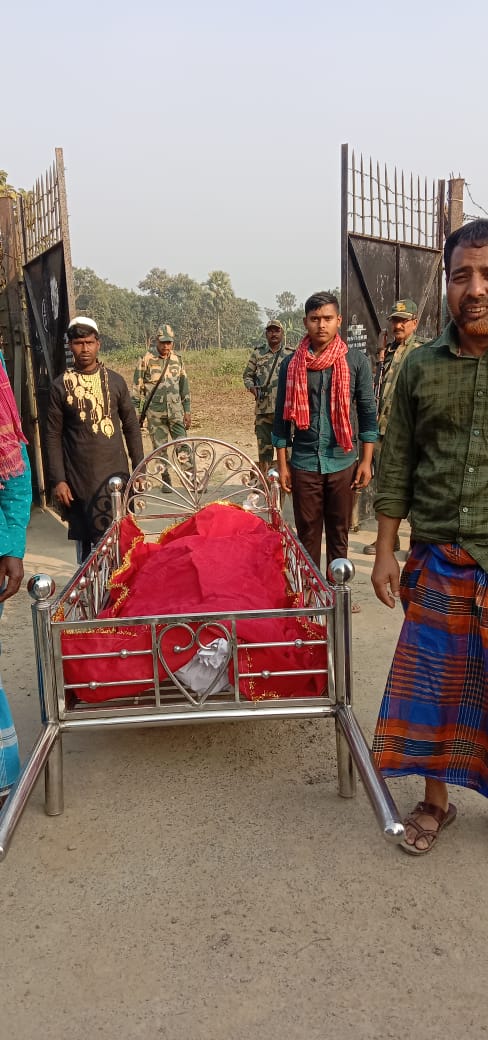 03.01.24 On humanitarian ground,Troops of BOP-Matiyari @BSF_SOUTHBENGAL made arrangements at International Border of Dist-Nadia(WB)to have last glimpse of mortal remains of an Indian citizen to his daughters & relatives,who hails from Bangladesh. #HumanityFirst #DutyBeyondBorders