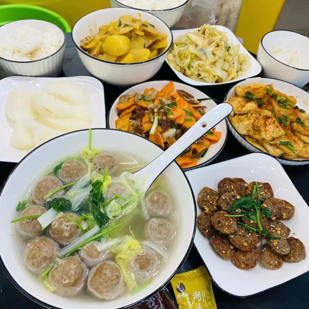 AmzChina's tweet photo. The Chaoshan beef balls, cooking method makes it highly elastic. In 2022, it was selected for the catering at the Beijing Winter Olympics.There are more than 3,000 beef ball enterprises in #Chaoshan, with the #beefball and hot pot industry's output value exceeding CNY 10 billion. https://t.co/RC8EuukbaF