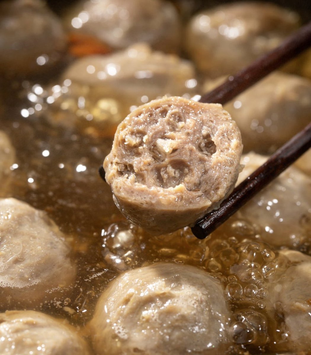 AmzChina's tweet photo. The Chaoshan beef balls, cooking method makes it highly elastic. In 2022, it was selected for the catering at the Beijing Winter Olympics.There are more than 3,000 beef ball enterprises in #Chaoshan, with the #beefball and hot pot industry's output value exceeding CNY 10 billion. https://t.co/RC8EuukbaF