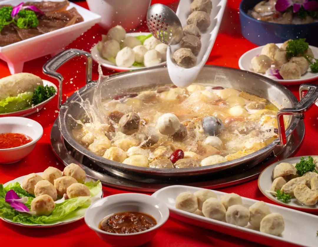 AmzChina's tweet photo. The Chaoshan beef balls, cooking method makes it highly elastic. In 2022, it was selected for the catering at the Beijing Winter Olympics.There are more than 3,000 beef ball enterprises in #Chaoshan, with the #beefball and hot pot industry's output value exceeding CNY 10 billion. https://t.co/RC8EuukbaF