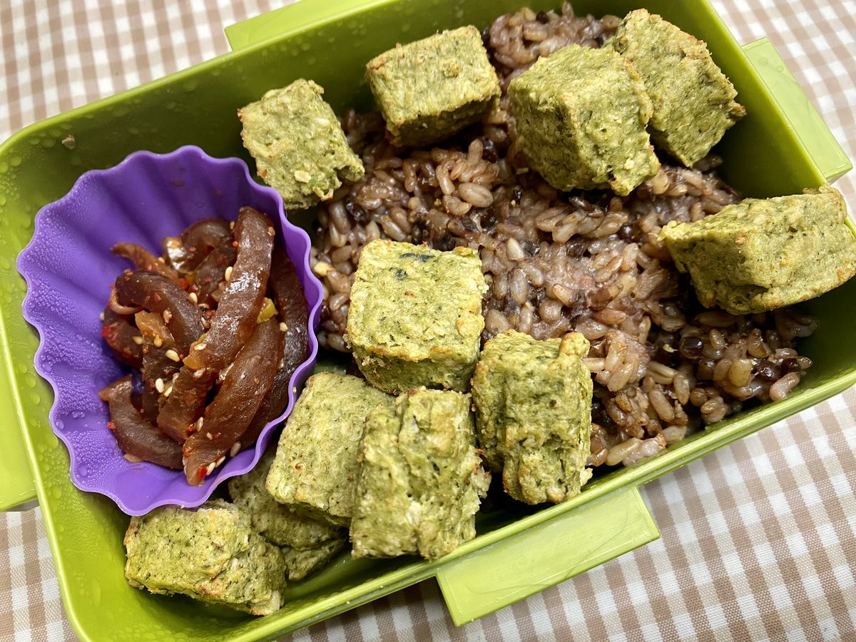 밥(+참기름), 무 장아찌, 이노센트 매콤깻잎큐브입니다~
어젠 회사에서 김밥을 줘서 도시락이 없었네요😜
밥 챙겨드시고 좋은 저녁 보내시길 바라요〰️