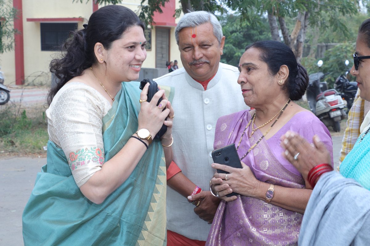 Deepikasardava's tweet photo. પ્રદેશ અધ્યક્ષ શ્રી @CRPaatil જીના માર્ગદર્શન હેઠળ આણંદ જિલ્લાના ખંભાત ખાતે યોજાયેલ યુવતી સંમેલનમાં ઉ��સ્થિત રહી દેશના યશસ્વી વડાપ્રધાન શ્રી @narendramodi જીના નેતૃત્વમાં કેન્દ્ર સરકાર દ્વારા અને મુખ્યમંત્રી શ્રી @Bhupendrapbjp જીના નેતૃત્વમાં રાજ્ય સરકાર દ્વારા સ્ત્રી (૧/૩) https://t.co/XYOeNrr5pa