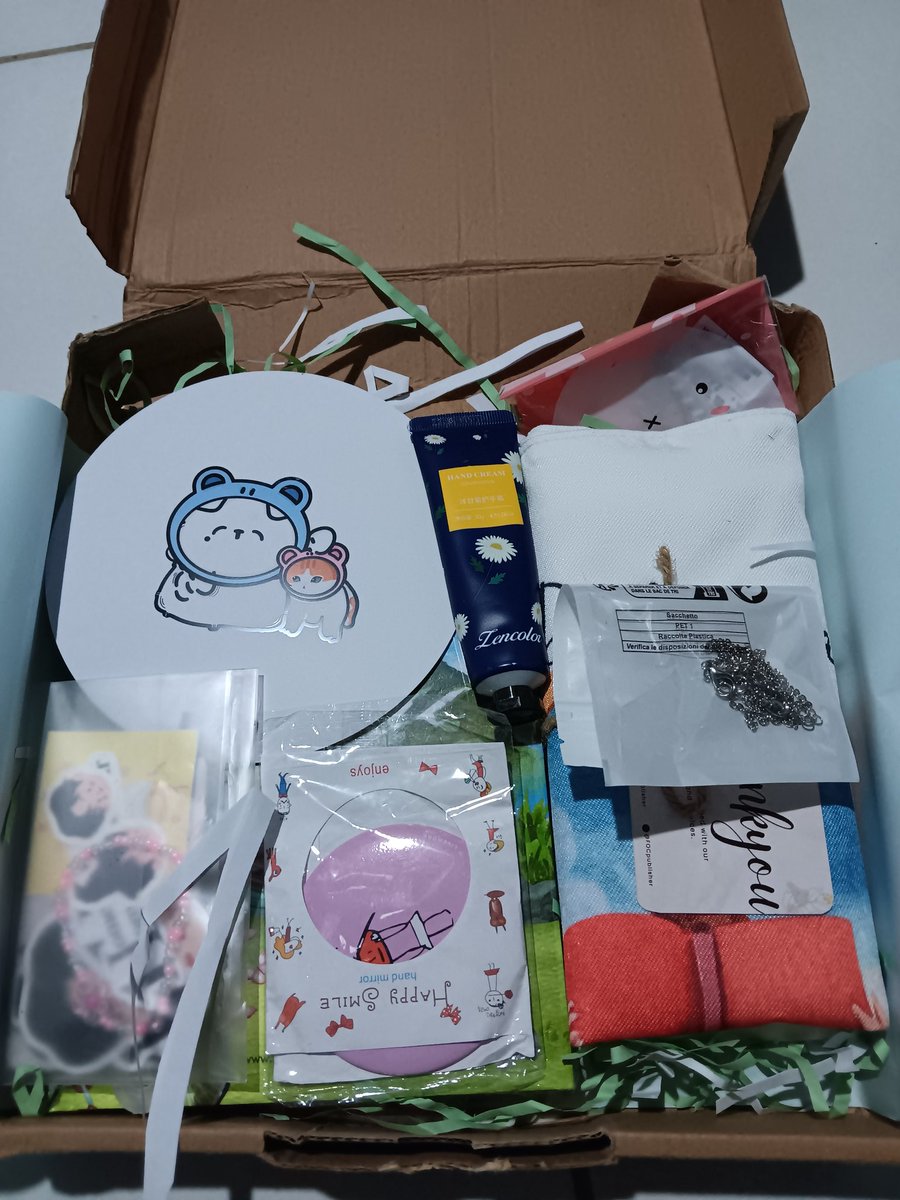 Saking banyaknya freebies sampe bukunya aja gak keliatan. Thank you <a href="/FOCpublisher/">Felicity OC Publisher</a>