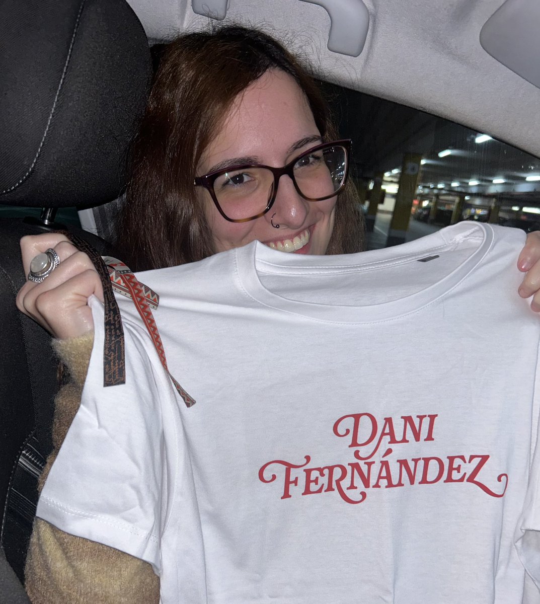 sheii_94's tweet photo. @DaniFdez esto fue su regalo de cumpleaños y está como loca jajaja dice que se la va a poner en los conciertos jajaja https://t.co/KbHhtmi7ub