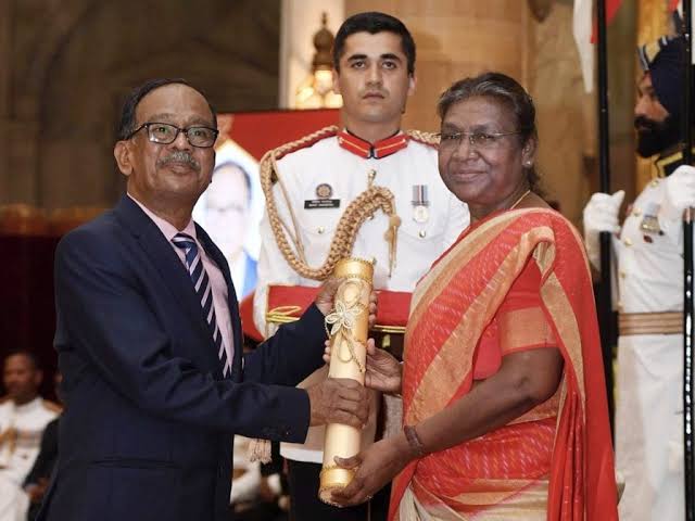 AmrashreeMishra's tweet photo. Read my piece on Dr. Ratan Chandra Kar- who brought back Jarawa tribe from extinction & was conferred with Padma Award in 2023 for his noble action!
This is a part of my series- #FactfileIndia where I share unique stories from India!
#PadmaShri #tribals #DoctorsTwitter https://t.co/s9h9nlhbwj
