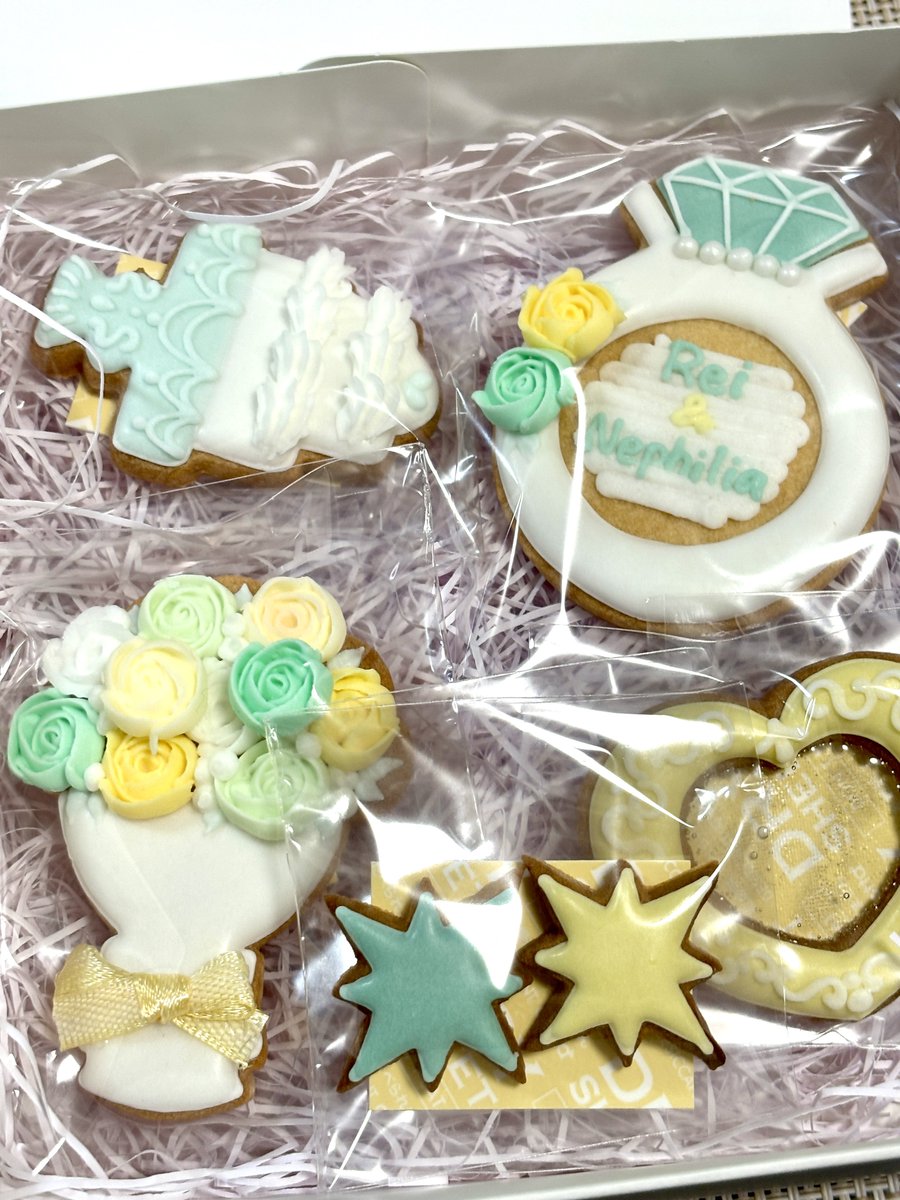 roko_k64's tweet photo. 飛鳥さんからおたおめにレイネフィのアイシングクッキーが届いたんだよー！！！！見て見てしちゃう。レイネフィカラーに名前入り指輪に細かい造形のブーケと…
良い誕生日になった💛💚 https://t.co/1qQH2HGfzu