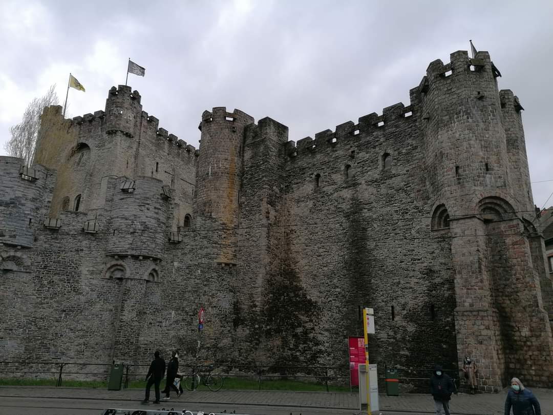 skymanuelima's tweet image. O Gravensteen é 1 castelo medieval em #Ghent, na #Flandres, na #Bélgica. O atual castelo data de 1180 e foi residência dos Condes de Flandres até 1353. Posteriormente, foi reaproveitado como tribunal, prisão, casa da moeda e até como fábrica de algodão. #Castelo #Gravensteen