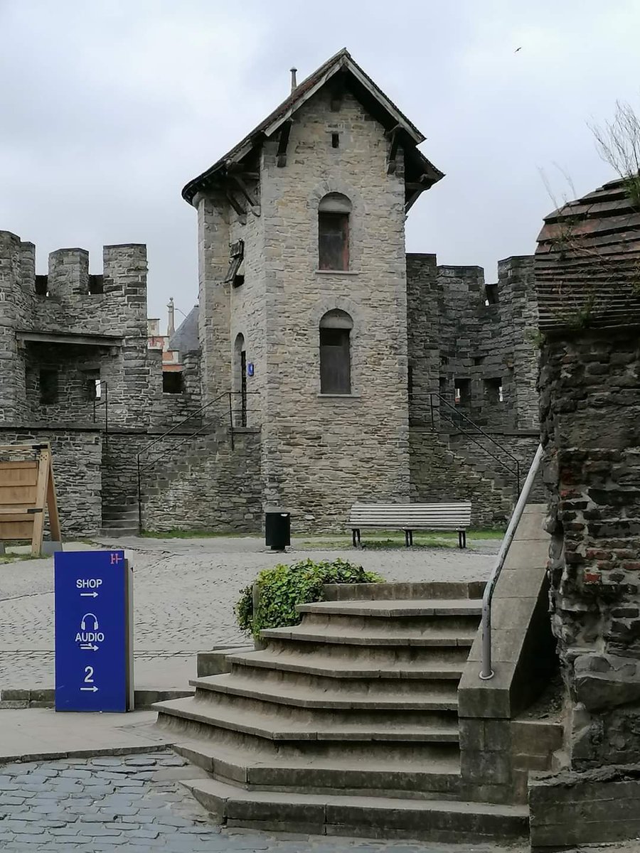 skymanuelima's tweet image. O Gravensteen é 1 castelo medieval em #Ghent, na #Flandres, na #Bélgica. O atual castelo data de 1180 e foi residência dos Condes de Flandres até 1353. Posteriormente, foi reaproveitado como tribunal, prisão, casa da moeda e até como fábrica de algodão. #Castelo #Gravensteen