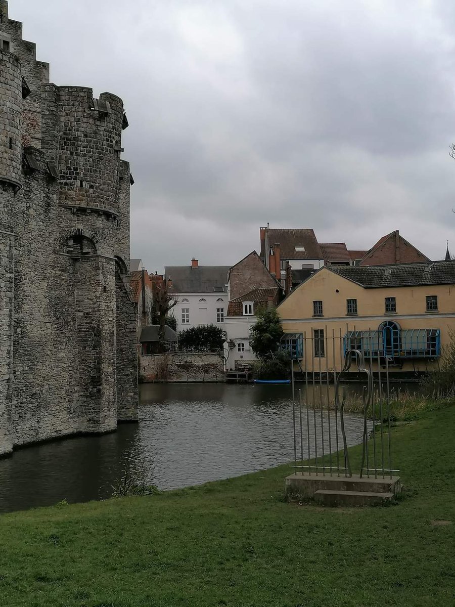 skymanuelima's tweet image. O Gravensteen é 1 castelo medieval em #Ghent, na #Flandres, na #Bélgica. O atual castelo data de 1180 e foi residência dos Condes de Flandres até 1353. Posteriormente, foi reaproveitado como tribunal, prisão, casa da moeda e até como fábrica de algodão. #Castelo #Gravensteen