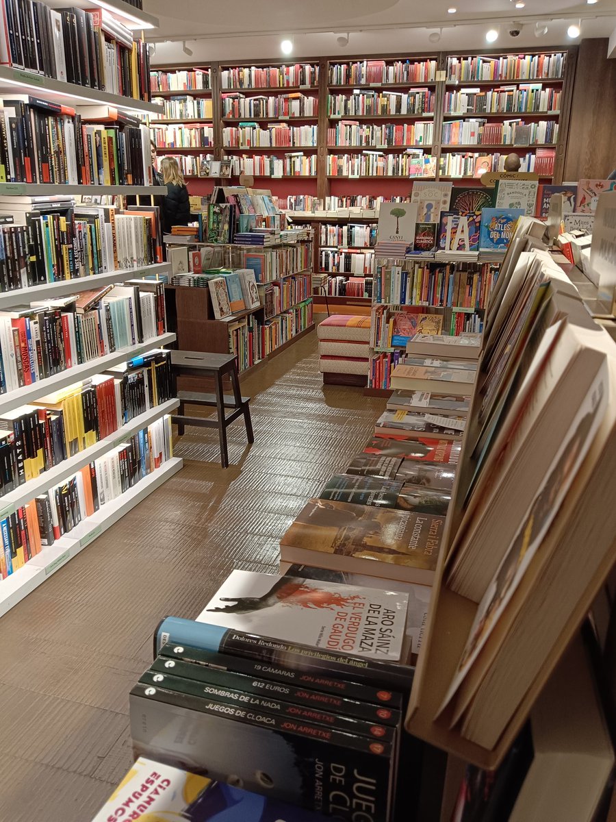 mirolavida's tweet photo. Enamorándome de librerías en Barcelona ❤️🥺 https://t.co/8ucQReYSuJ