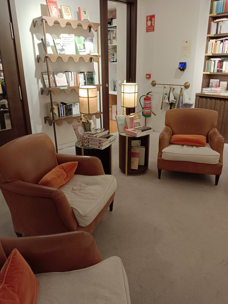 mirolavida's tweet photo. Enamorándome de librerías en Barcelona ❤️🥺 https://t.co/8ucQReYSuJ
