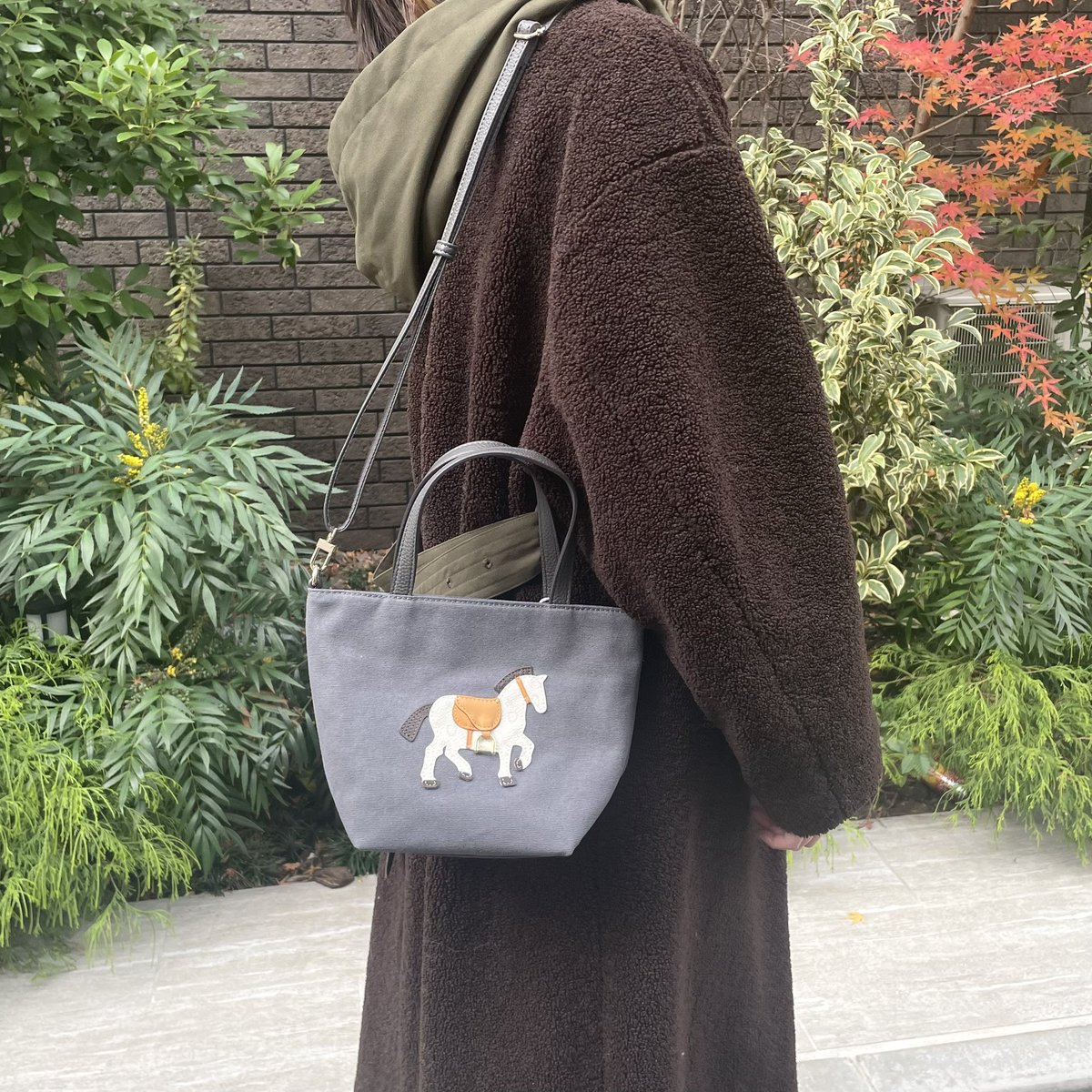Whyharness's tweet photo. 【HARNESS HORSE 2WAY COTTON BAG】

人気のハーネスホースコットンバッグに新色グレーが仲間入り。

ロングストラップを付けてクロスショルダーで持っても可愛らしいミニバッグです。

https://t.co/x99wltLXEg

#why #harnesshorse #orse #馬 #minibag https://t.co/1vqfEERIrD
