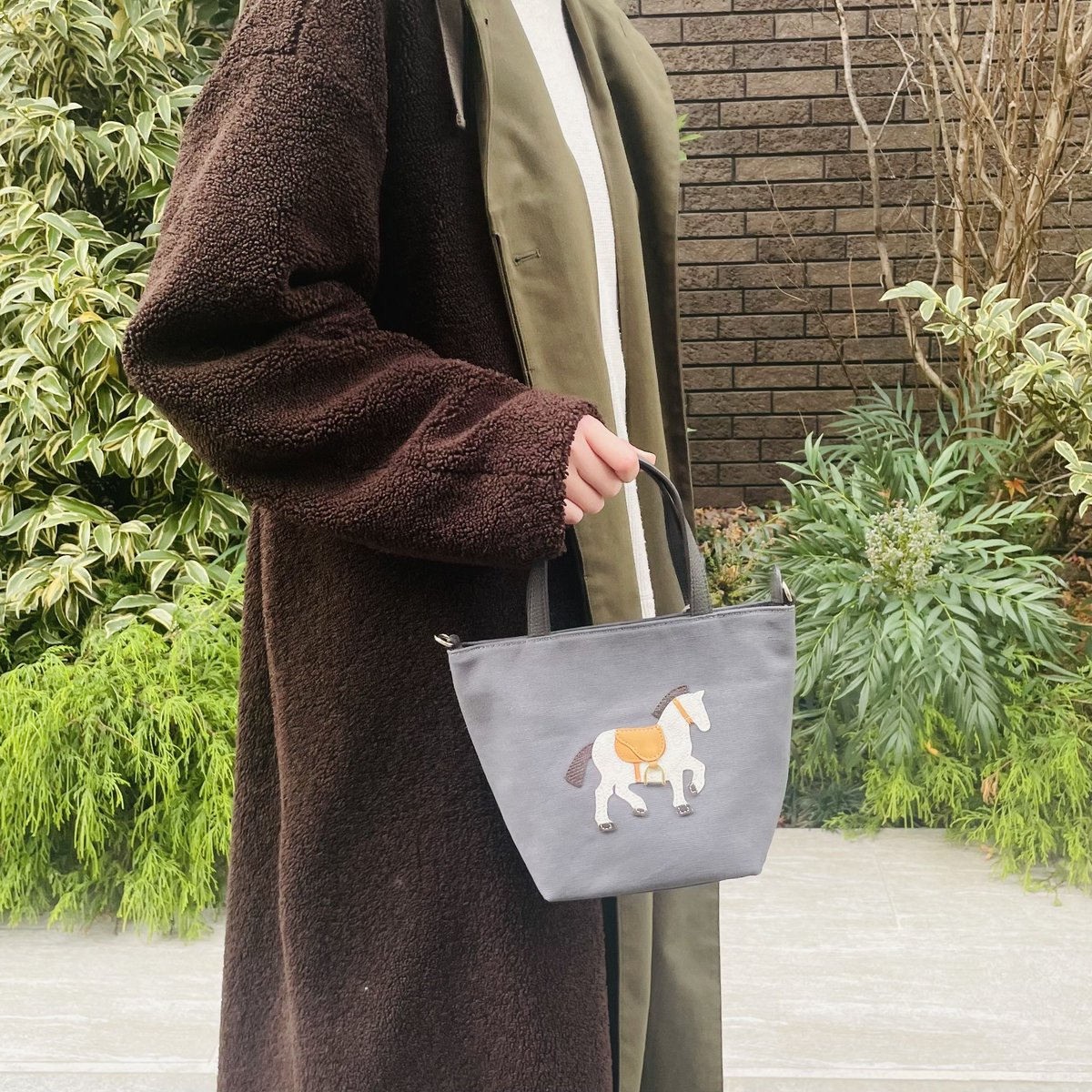 Whyharness's tweet photo. 【HARNESS HORSE 2WAY COTTON BAG】

人気のハーネスホースコットンバッグに新色グレーが仲間入り。

ロングストラップを付けてクロスショルダーで持っても可愛らしいミニバッグです。

https://t.co/x99wltLXEg

#why #harnesshorse #orse #馬 #minibag https://t.co/1vqfEERIrD