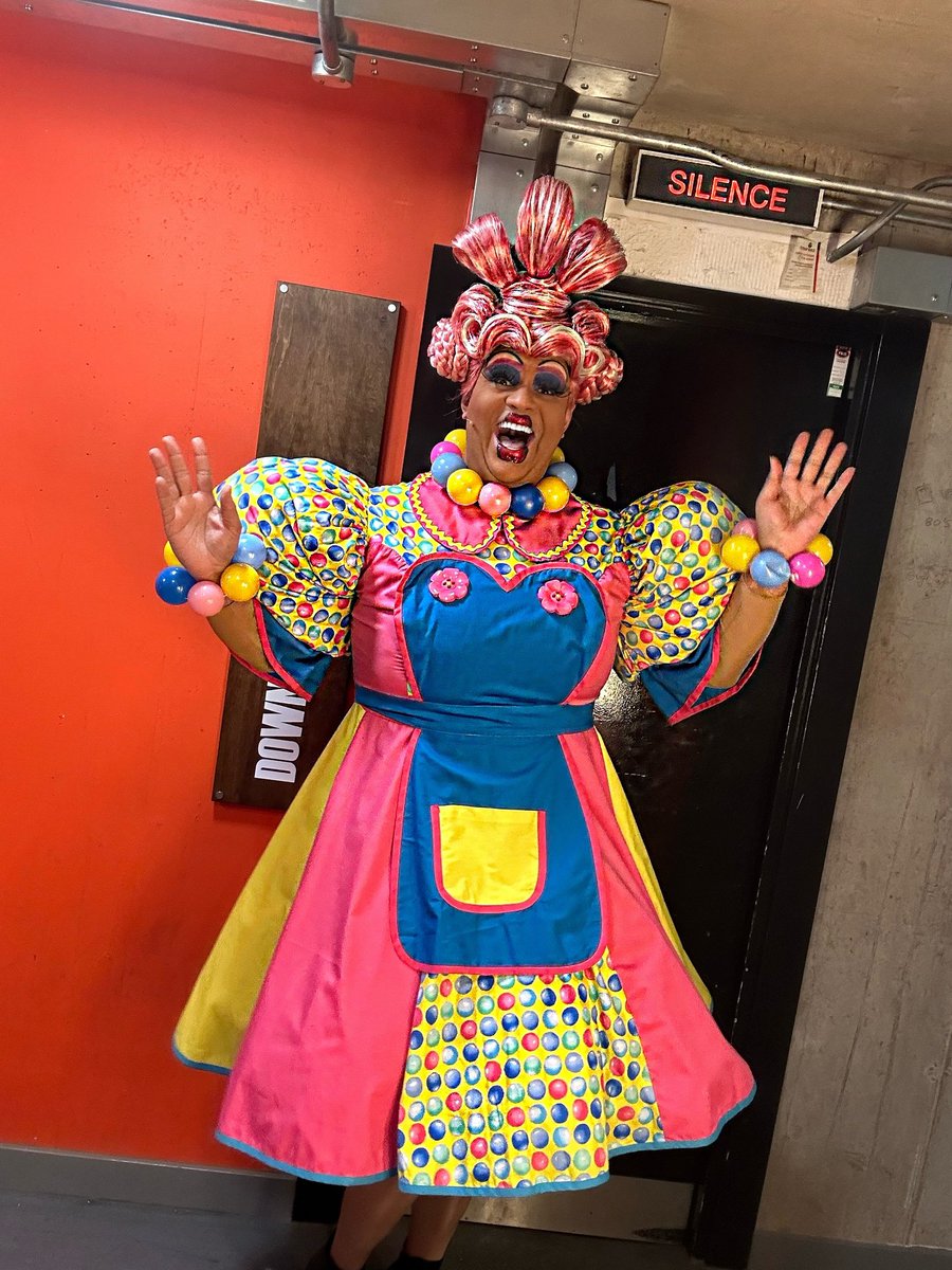 Our pantomime is over, it’s time for me to go!! 
2,280 costume changes, 
2.052 wig changes, 57 (12 days of Christmas ) 
<a href="/TheWaterside1/">Aylesbury Waterside</a> <a href="/UKP_Ltd/">UK Productions Ltd</a> #snowwhiteandthesevendwarfs everyone in that building you’re amazing! Thank you for a fabulous season! ❤️🍎😍