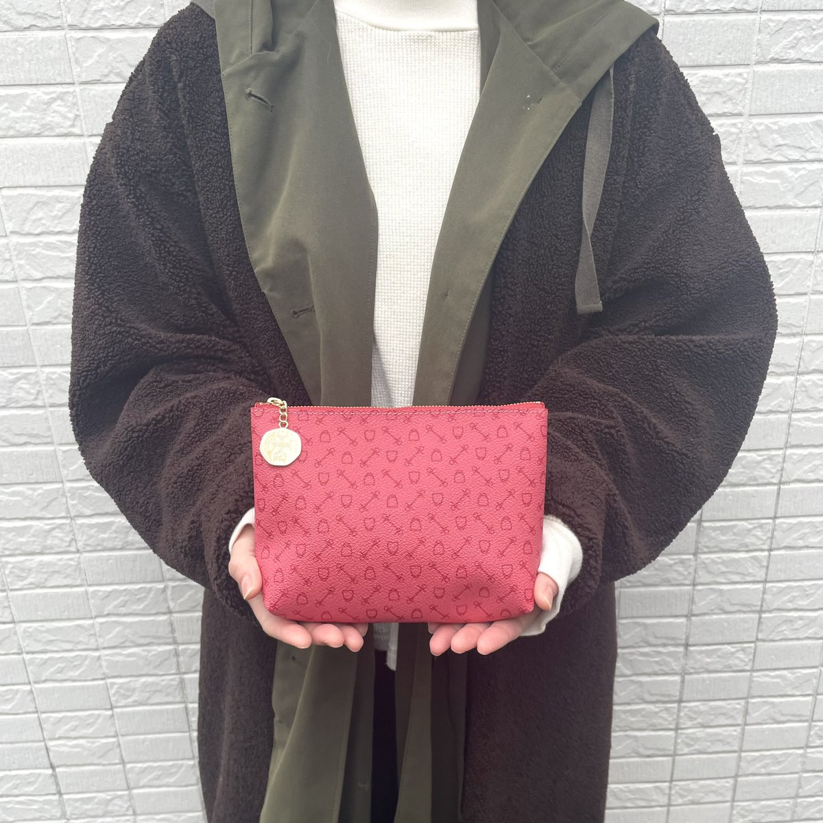Whyharness's tweet photo. 【HSC COIN HARNESS POUCH】

HSC（Horse Shoe Clover)は、ラッキーモチーフである馬蹄と四つ葉のクローバーを組み合わせた、ラッキーアイテムシリーズ。

そのモチーフをエンボス加工したゴールドコインを引手にしました。

https://t.co/i1vWTz9UG6

#why #harness #horseshoe #馬蹄 #luckyitem https://t.co/udAXCDtOJJ