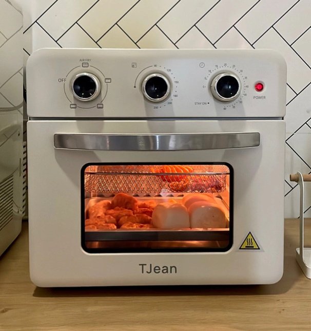 mamadeejaa's tweet photo. Puas hati dapat airfryer ni..dahla cantik estetik gituu..blh masak mcm² skali gus sbb blh letak 2 tray..lovee😍 https://t.co/Ac0kWa5wBn