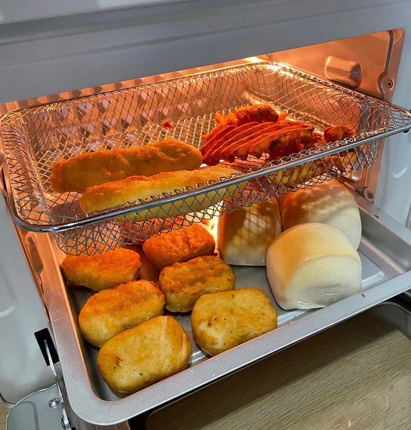 mamadeejaa's tweet photo. Puas hati dapat airfryer ni..dahla cantik estetik gituu..blh masak mcm² skali gus sbb blh letak 2 tray..lovee😍 https://t.co/Ac0kWa5wBn