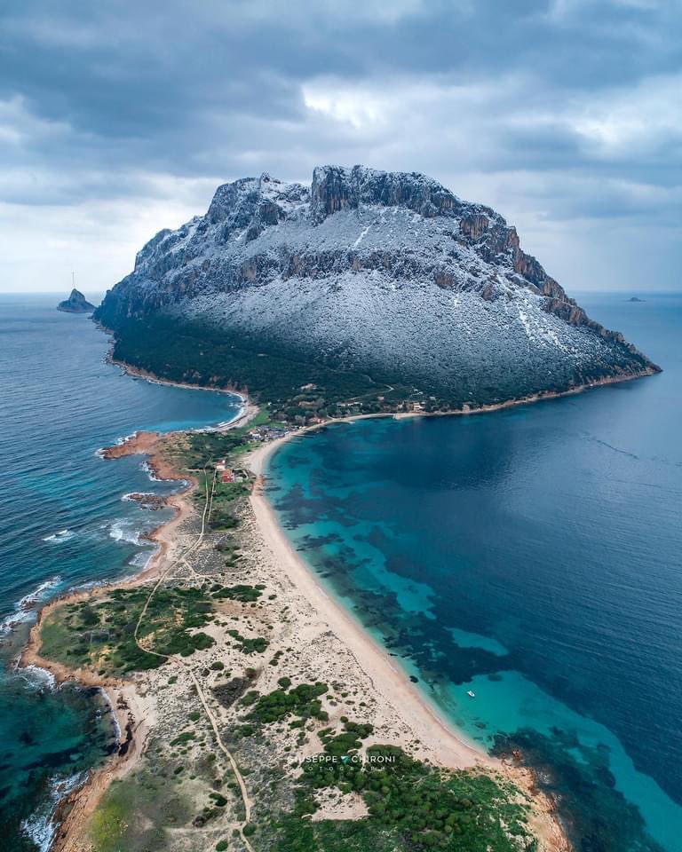 Tavolara spruzzata di neve buongiorno a tutti 🥂🥂😎