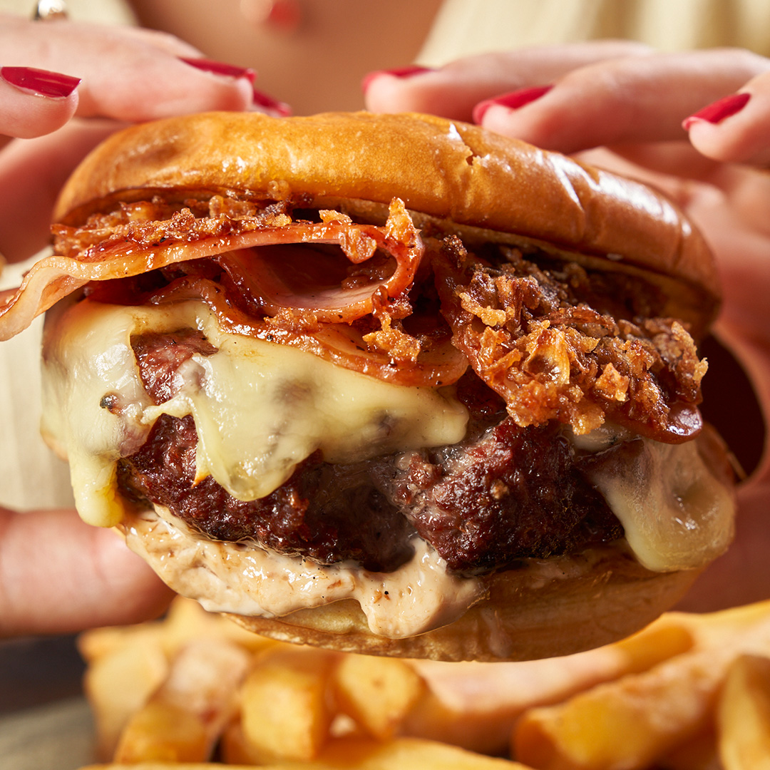 ¿Te gusta el bacon? ¿Te gusta la cebolla crujiente? 🥓🧅  Si la respuesta es sí, nuestra Smoked Honey Emmental Burger es para ti 🔥