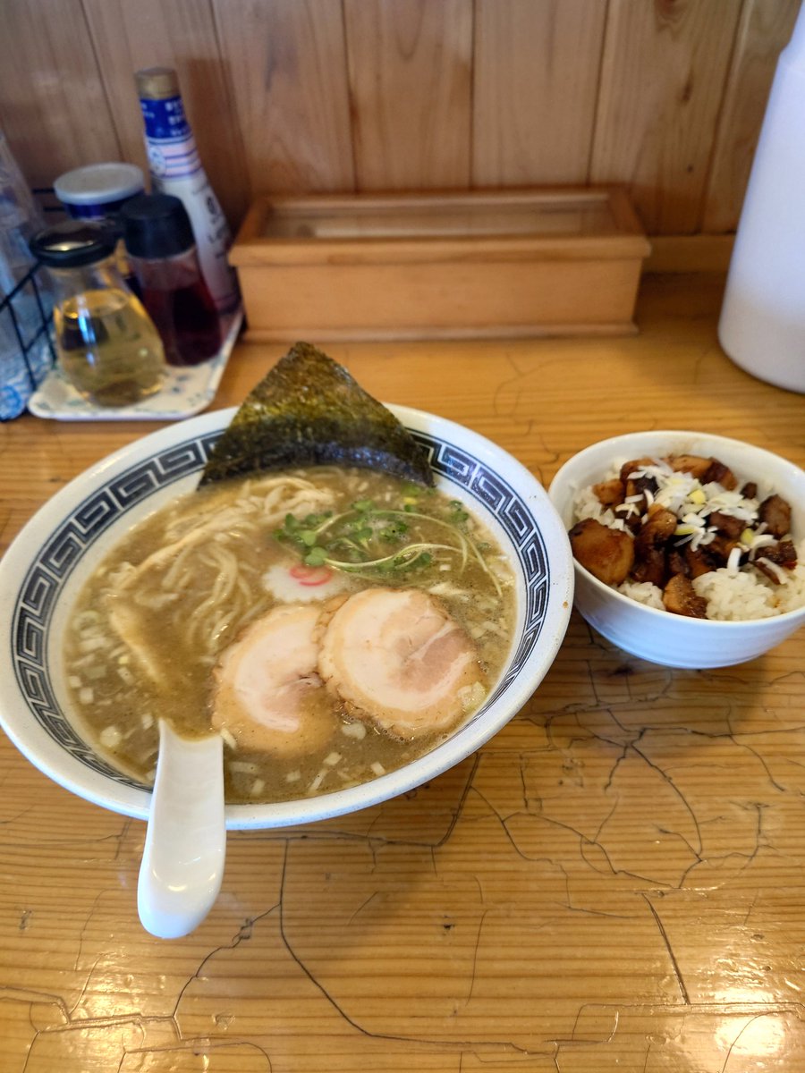 uiuibasket's tweet photo. あけまして初ラーメン🍜
千葉県多古町小川商店
煮干し鶏白湯とチャーシュー飯
 #小川商店
 #ラーメン
 #煮干し鶏白湯
 #鶏白湯
 #多古町
 #アカウント乗っ取られた店
 #千葉県 https://t.co/ultNrA6DnB