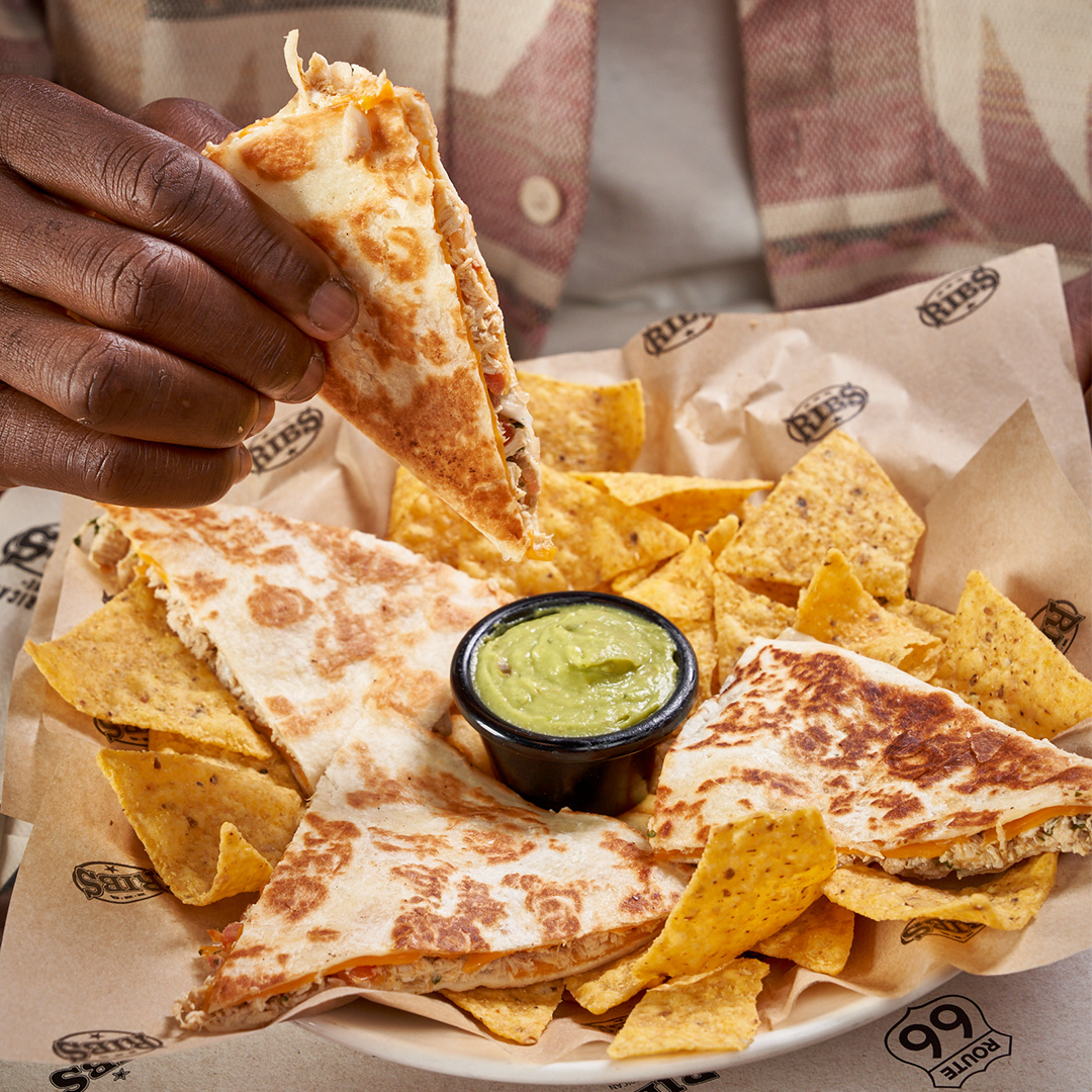 No se nos ocurre mejor plan para empezar el año que compartir unas Quesadillas Chicana con tu mejor amig@ Ribster ✨🥰