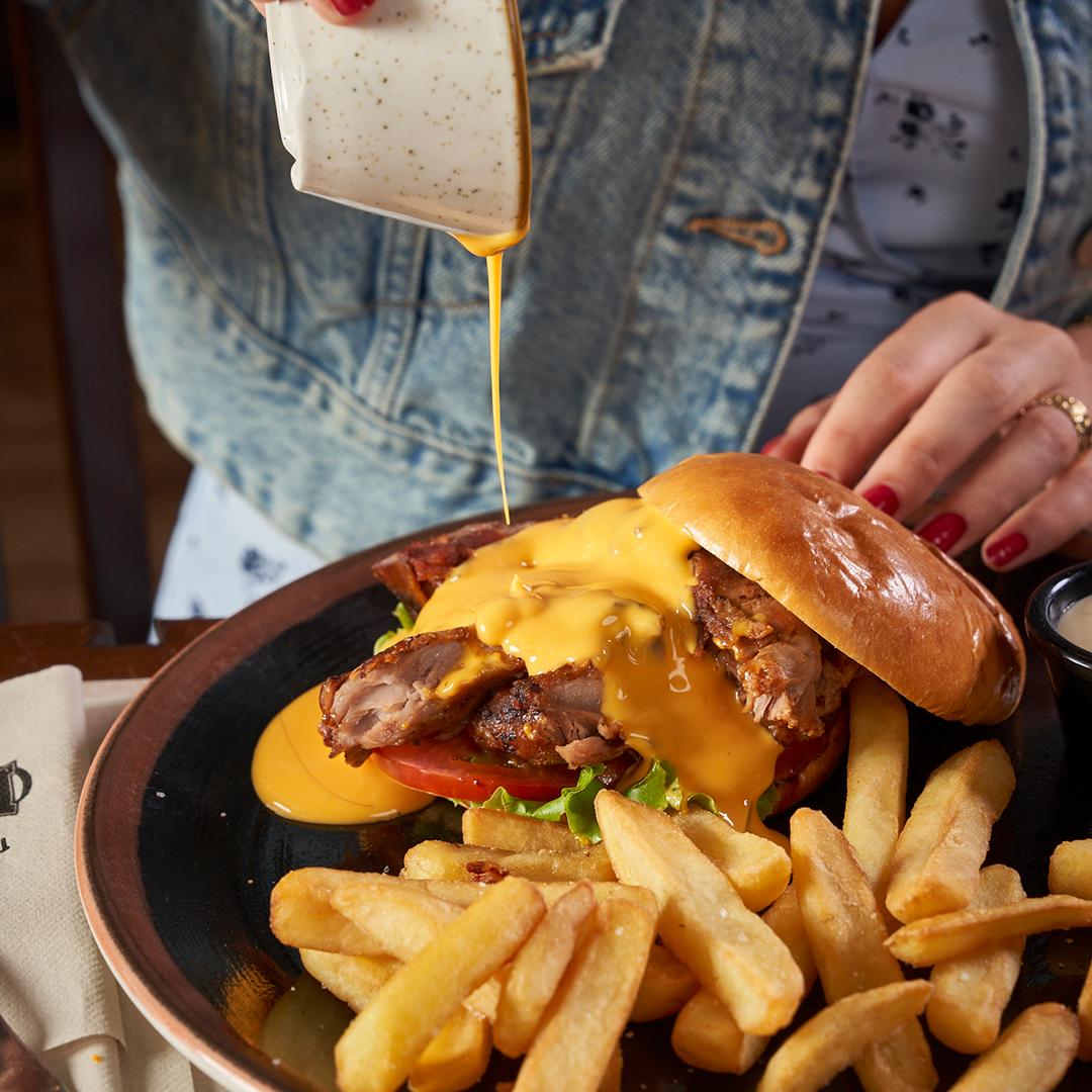 Nuestra Ribs in a Burger se sumerge en salsa cheddar, ¡porque más queso siempre es mejor! 🧀🍔 ¿Quién es amante del queso como nosotros? 👇🏼