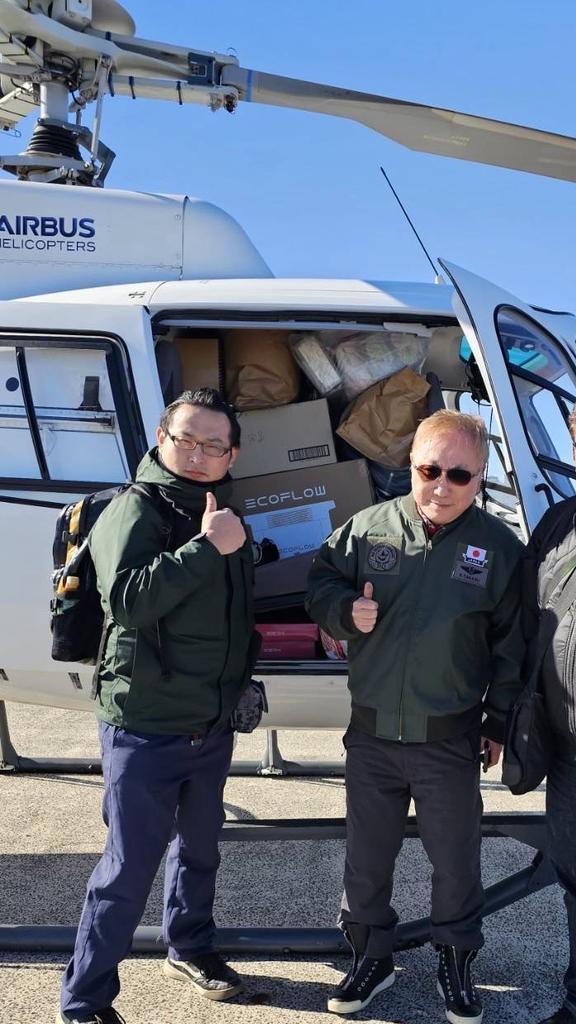 ゴンゾーさんの体重分の支援物資を余分に積み込んだ高須ヘリ。