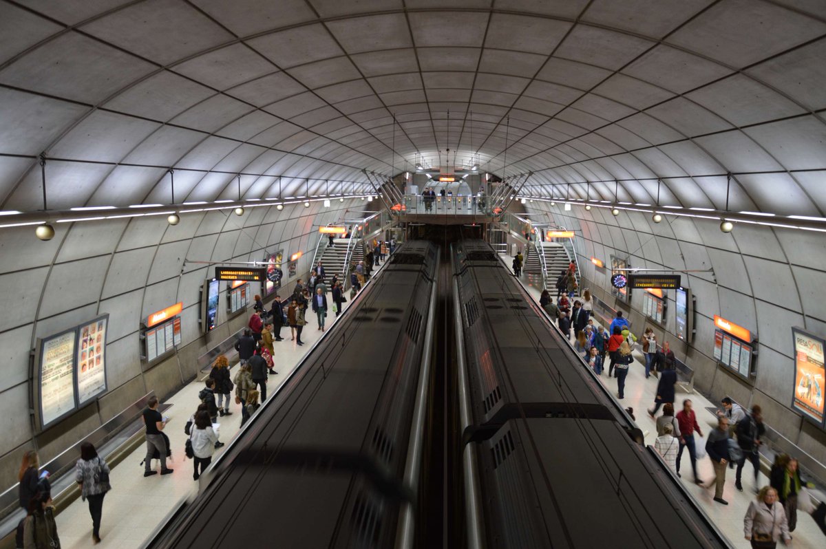metrobilbaoeus's tweet photo. 📢 Mesedez, utzi irteten sartu aurretik eta jarri atearen ondoan oztoporik ez jartzeko.

📢 Por favor, deja salir antes de entrar y sitúate al lado de la puerta para no obstaculizar. 

Eskerrik asko!😊

#MetroBilbao #BidaideMetroan #ConvivamosEnElMetro https://t.co/GNU8Mf2Xg8