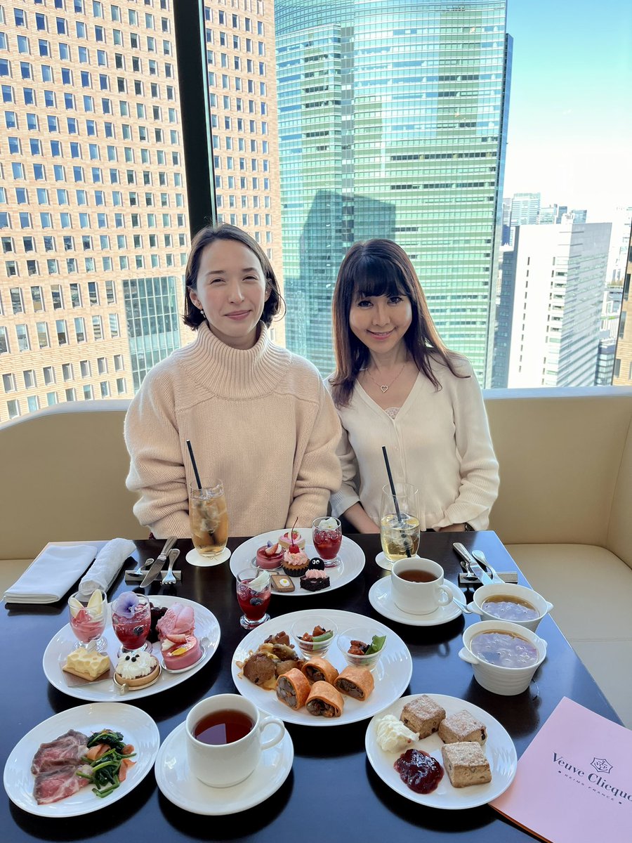 毎年お正月は実家のある愛知に帰省するのがお決まりだったんだけど、今年は念願だった東京年越しを決行。1月1日は新橋【コンラッド東京】の天空でブッフェを頂きました。韓国カフェっぽ、映えスイーツたち。リリーにそっくりな白ワンも。
<a href="/conradtokyo/">コンラッド東京</a>