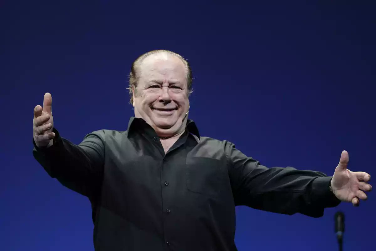 William James dijo: "No reímos porque seamos felices. Somos felices porque reímos."
¡Gracias, Arévalo! Reírte hasta de tu sombra es una medicina para el alma.

#DescansaEnPaz