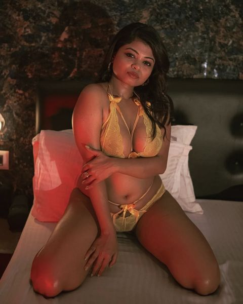 SareeBeuty's tweet photo. YELLOW @ICONOCLASTIAE @DakshaOfficial @sareebeauty2 @sareebeauty @lusty69699 @Latha4U @FunboyTelugu @Kayadulohar @YF_Videos https://t.co/9B2EUxPZsw