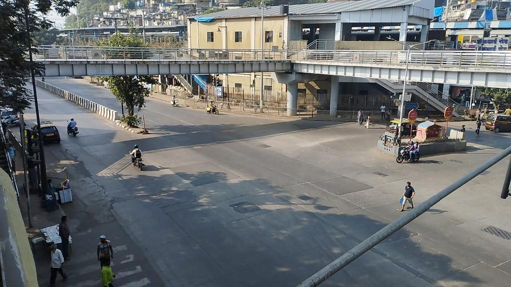 AAPKaImranMulla's tweet photo. There is No Zebra line @ brr Nath Pai Marg & P.D. mellow road junction at dockyard road st. Kindly do the needful at earliest as there is School and hospital nearby also mark arrow for right and left vehicles@mybmc @mybmcWardE @MTPHereToHelp #imranmmulla @PreetiSMenon @gallinews https://t.co/9d4zd2ccpk