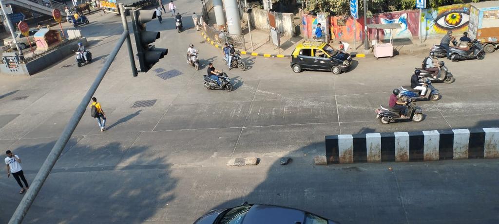 AAPKaImranMulla's tweet photo. There is No Zebra line @ brr Nath Pai Marg & P.D. mellow road junction at dockyard road st. Kindly do the needful at earliest as there is School and hospital nearby also mark arrow for right and left vehicles@mybmc @mybmcWardE @MTPHereToHelp #imranmmulla @PreetiSMenon @gallinews https://t.co/9d4zd2ccpk