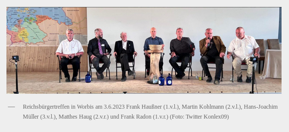 Recherche_Jena's tweet photo. 11/15 Auf dem Reichsbürger-Treffen in #Worbis, das von „Freies Thüringen“ beworben und mitorganisiert wurde, saß Haußner u.a. mit Matthes Haug, der in die Putsch- und Terrorpläne von #Reuß eingeweiht war und Beschuldigter im Verfahren ist, auf dem Podium.
https://t.co/aiV9dIGE6i https://t.co/qLYQ6x3OaY