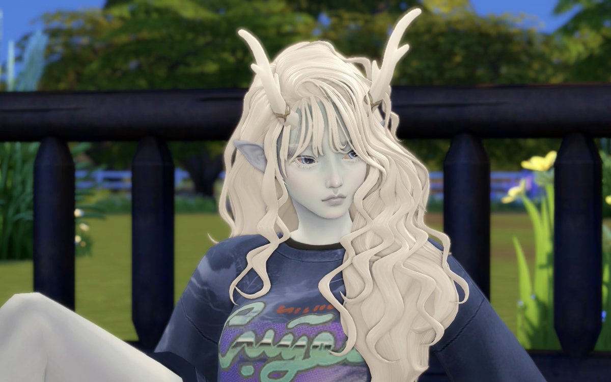 i've been playing the human enough challenge on my own and i wanted to show y'all the sim i created for the challenge!! the first pic is her human disguise and the second is her alien form 👽

#ShowUsYourSims