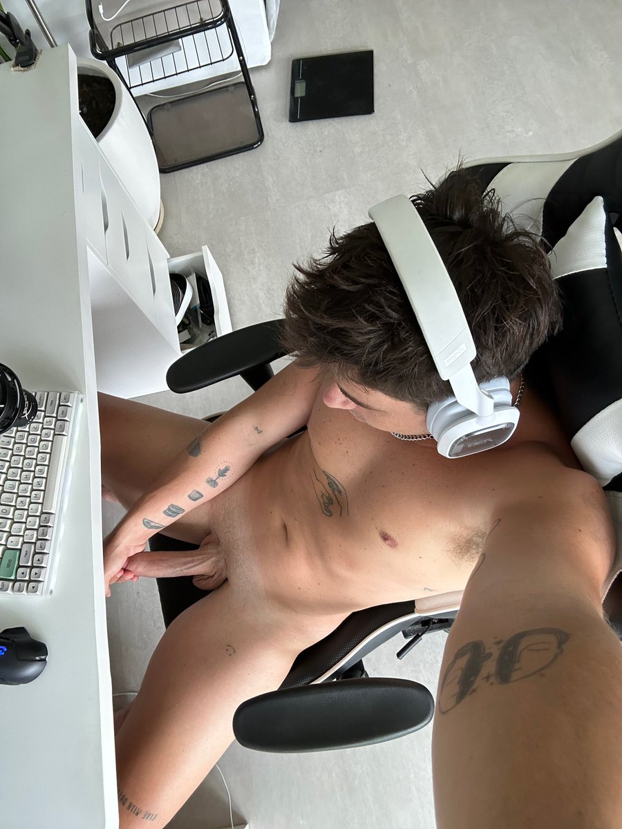 Aussieboy_j's tweet photo. Suck me whilst I play Fortnite https://t.co/bc36x3OmnP