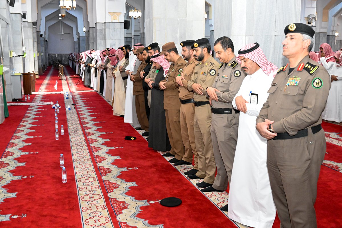 سمو #محافظ_الطائف الأمير #سعود_بن_نهار
 يؤدي صلاة الميت على الشيخ حسن الشلوي عضو هيئة الأمر بالمعروف والنهي عن المنكر - يرحمه الله- وذلك بجامع عبدالله بن العباس،  
وقدّم سموه تعازيه ومواساته لذوي الفقيد ، سائلاً الله أن يتغمده بواسع رحمته ويسكنه فسيح جناته.