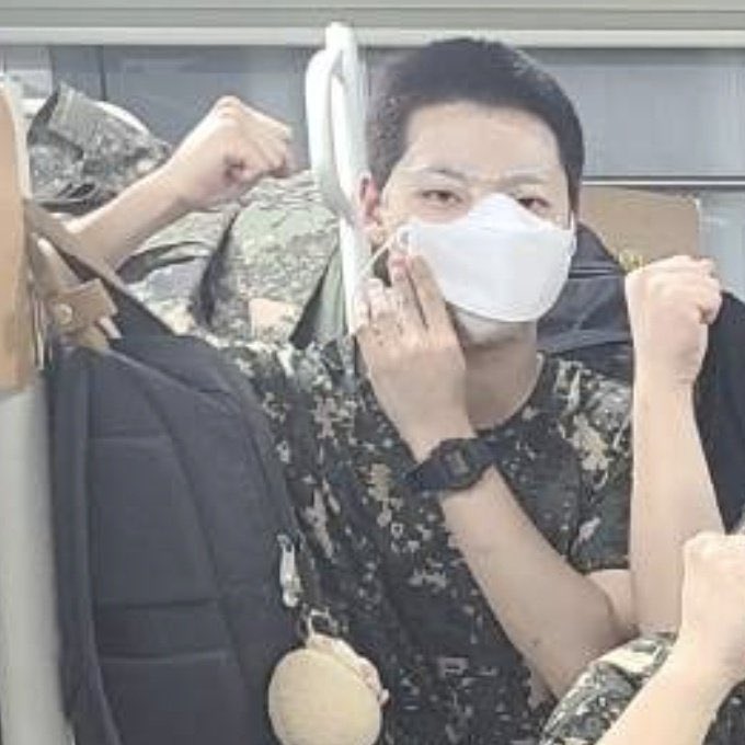 Earthy0_'s tweet photo. 군대에선 팩을 안했는데?
한편 햄떤 남자.. https://t.co/nLi0EWUwNx