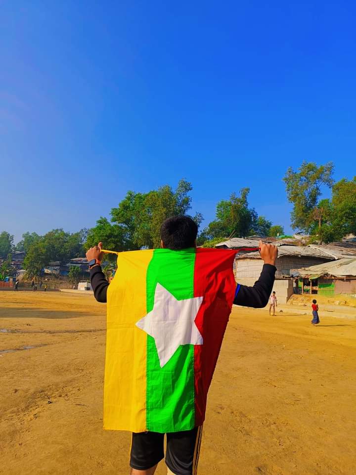 ayubkhan_dkl's tweet photo. One of #Rohingya youth is holding up the #flag #Myanmar on #Independent #day in the football field during getting ready to kick off the match in Kutupalong refugee camp!

#4thJanuary 
#Independent #day #Myanamr https://t.co/21fR8zRb8b