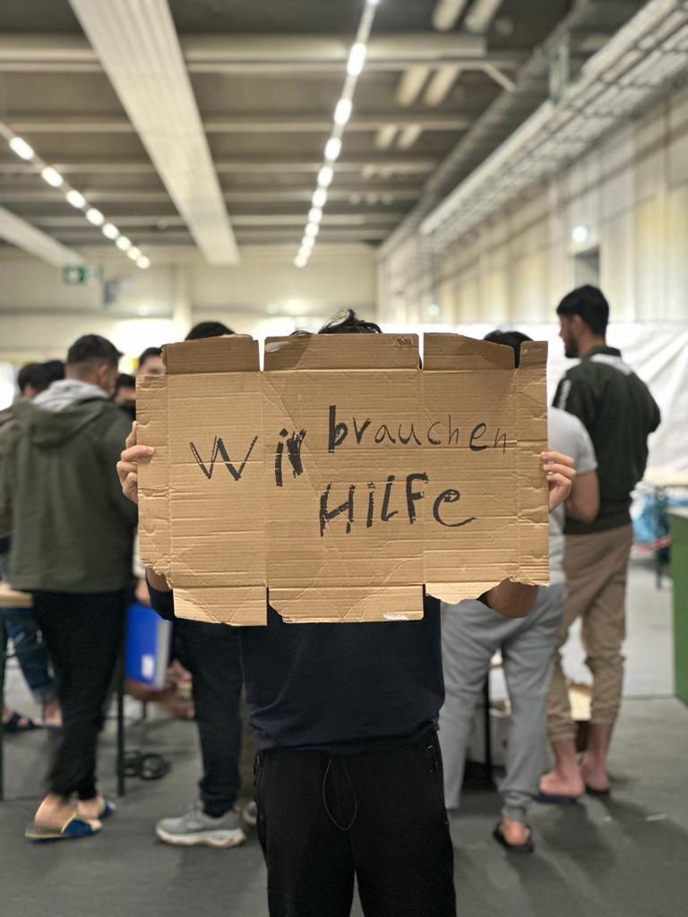 KatharinaKoenig's tweet image. Mehrere Geflüchtete, die in der Halle in #Hermsdorf, #Thüringen untergebracht sind, haben erneut einen Hungerstreik begonnen. Sie fordern Integration, Verlegung in bessere Unterkünfte und rufen nach Hilfe. Zur Zeit sind mehrere hundert Geflüchtete dort untergebracht.