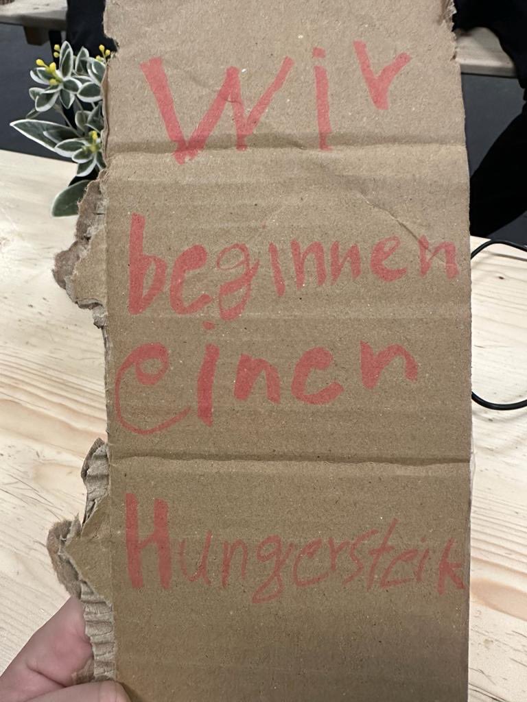 KatharinaKoenig's tweet image. Mehrere Geflüchtete, die in der Halle in #Hermsdorf, #Thüringen untergebracht sind, haben erneut einen Hungerstreik begonnen. Sie fordern Integration, Verlegung in bessere Unterkünfte und rufen nach Hilfe. Zur Zeit sind mehrere hundert Geflüchtete dort untergebracht.