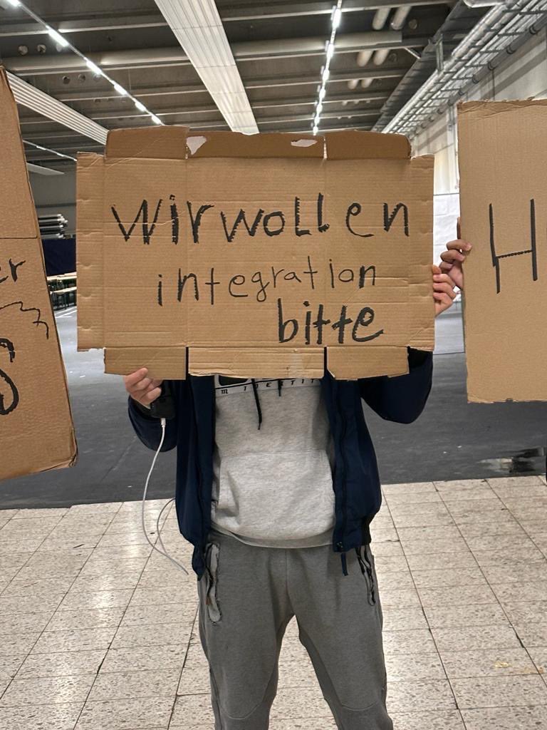 KatharinaKoenig's tweet image. Mehrere Geflüchtete, die in der Halle in #Hermsdorf, #Thüringen untergebracht sind, haben erneut einen Hungerstreik begonnen. Sie fordern Integration, Verlegung in bessere Unterkünfte und rufen nach Hilfe. Zur Zeit sind mehrere hundert Geflüchtete dort untergebracht.