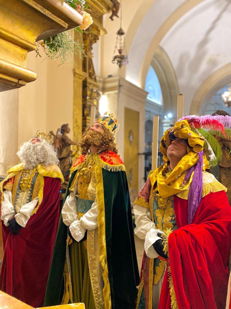 HdadVVallecija's tweet photo. El Paje Real del Valle recibiendo a sus Majestades los Reyes Magos de Oriente en su visita a la Patrona de Écija,Nuestra Señora del Valle. Una visita muy “Real” para un día especial para nuestra Hermandad. https://t.co/9Waqu0PPMq