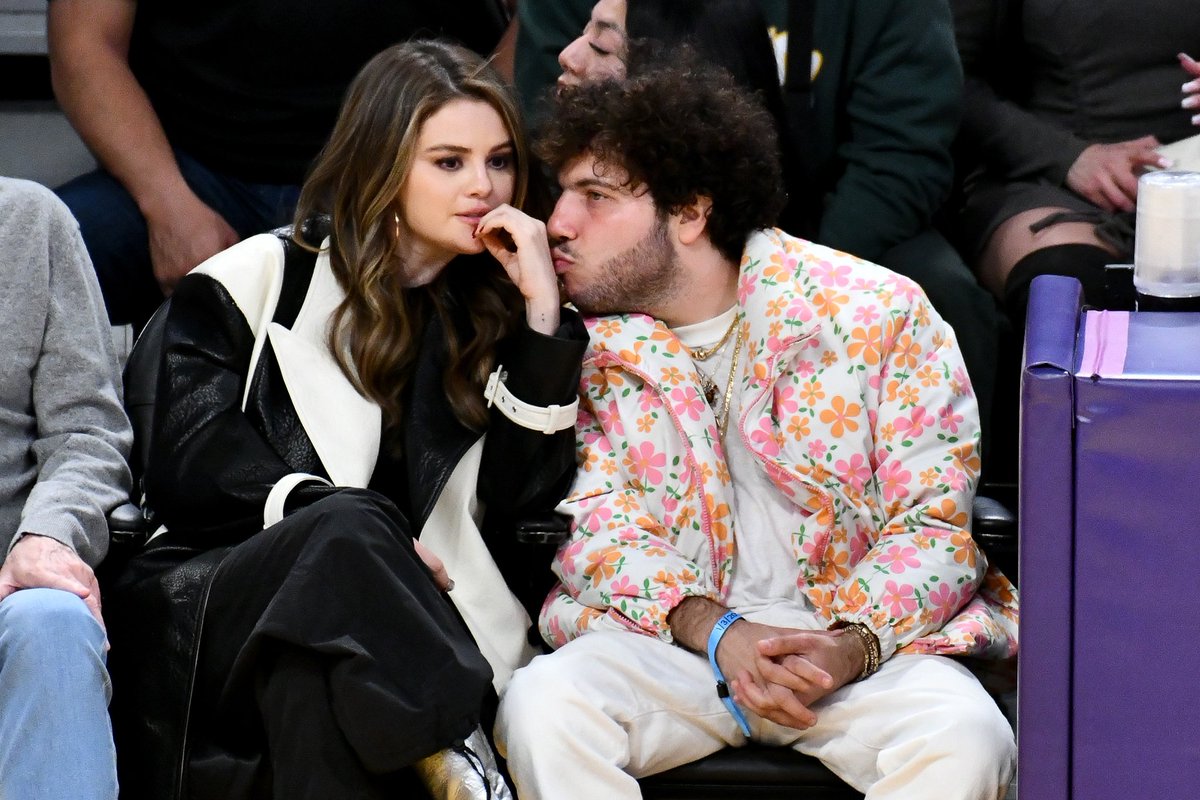 HugoGloss's tweet photo. Nada de #SameOldLove por aqui! Eles estão mexendo muito com nosso coração! ❤️ Selena Gomez e o namorado, o produtor Benny Blanco, apareceram juntinhos no jogo do Lakers contra o Heat, em Los Angeles, nesta quarta-feira (3). Os dois estavam só love nas arquibancadas, e os fotógrafos de plantão conseguiram flagrar até um beijinho de Benny em Sel. Fofos! 😍 Quem shippa o casal? (📸: Getty)