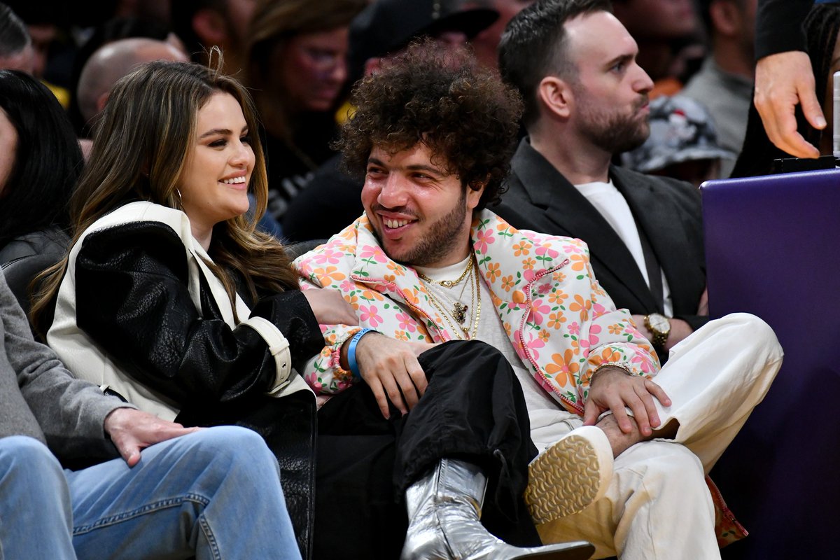 HugoGloss's tweet photo. Nada de #SameOldLove por aqui! Eles estão mexendo muito com nosso coração! ❤️ Selena Gomez e o namorado, o produtor Benny Blanco, apareceram juntinhos no jogo do Lakers contra o Heat, em Los Angeles, nesta quarta-feira (3). Os dois estavam só love nas arquibancadas, e os fotógrafos de plantão conseguiram flagrar até um beijinho de Benny em Sel. Fofos! 😍 Quem shippa o casal? (📸: Getty)