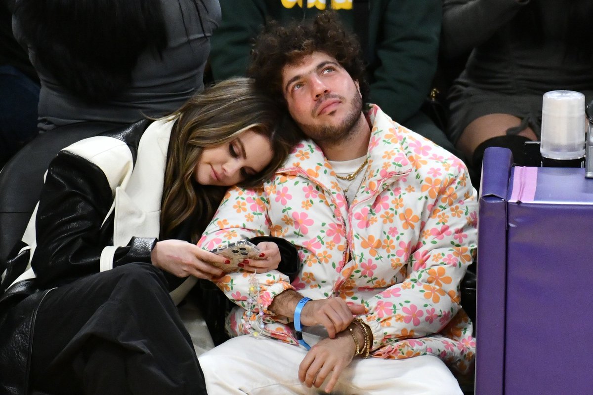 HugoGloss's tweet photo. Nada de #SameOldLove por aqui! Eles estão mexendo muito com nosso coração! ❤️ Selena Gomez e o namorado, o produtor Benny Blanco, apareceram juntinhos no jogo do Lakers contra o Heat, em Los Angeles, nesta quarta-feira (3). Os dois estavam só love nas arquibancadas, e os fotógrafos de plantão conseguiram flagrar até um beijinho de Benny em Sel. Fofos! 😍 Quem shippa o casal? (📸: Getty)