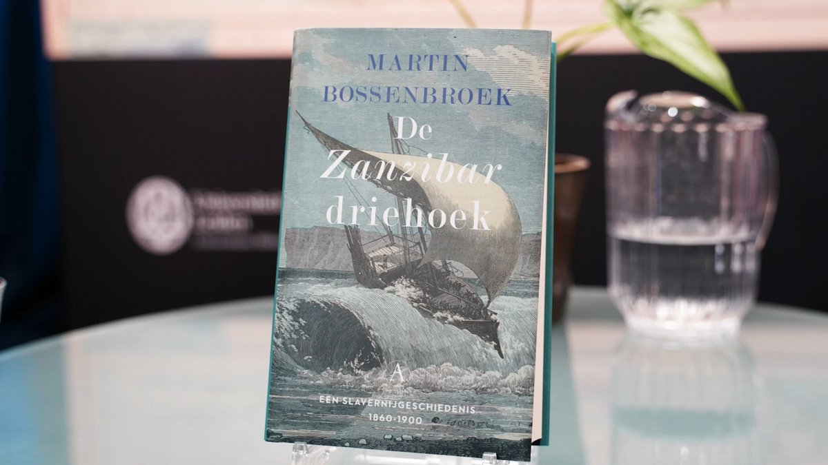 Martin Bossenbroek gebruikte veel bronnen uit de Leidse #BijzondereCollecties voor zijn onderzoek naar slavernij in Oost-Afrika.
In onze #Boekensalon vertelde hij uitgebreid over 19e-eeuwse Afrikaanse slavenhandel en zijn boek "De Zanzibardriehoek":
➡️youtu.be/AK-hyjJlXNE?si…