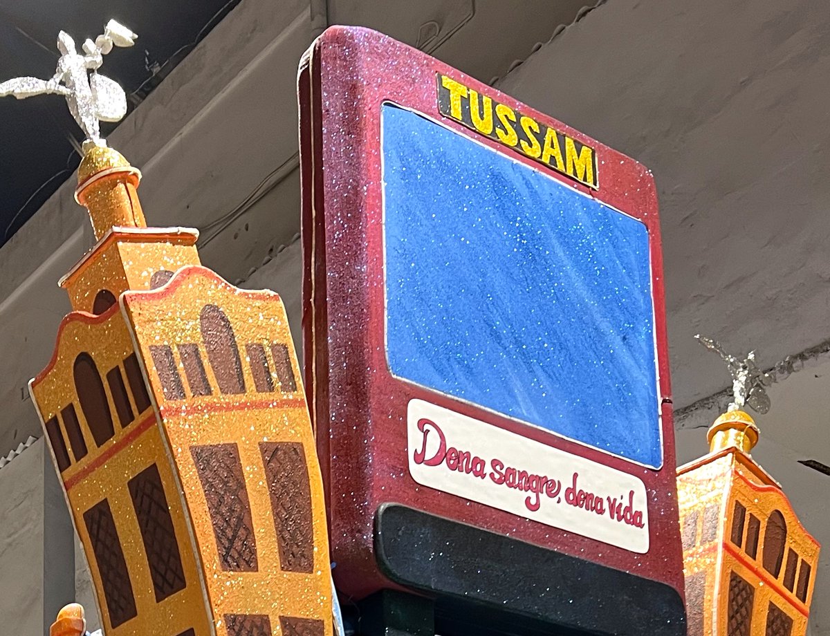 "DONA #SANGRE - DONA VIDA". Gran mensaje de  #Solidaridad y lucha por la #Vida en la Carroza de #TUSSAM de la Cabalgata de los #ReyesMagos de #Sevilla. #CabalgataSev24 #AteneodeSevilla <a href="/Ayto_Sevilla/">Ayuntamiento de Sevilla</a> <a href="/donantessevilla/">CTS Sevilla</a> <a href="/mjzambruno/">Jesus Zambruno</a> <a href="/jlsanzalcalde/">José Luis Sanz</a> #HazteDonante